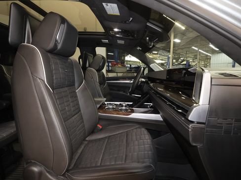 Used 2026 Cadillac Escalade ESV Platinum Sport w/ LPO, ONYX Package AWD/4WD image 29
