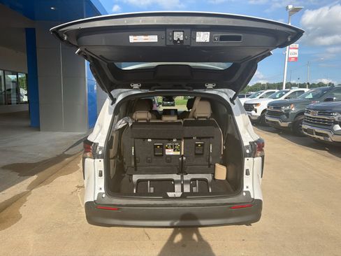 Used 2024 Toyota Sienna XLE w/ XLE Plus Package FWD image 5