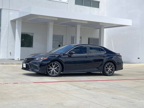 Used 2022 Toyota Camry SE FWD image 1