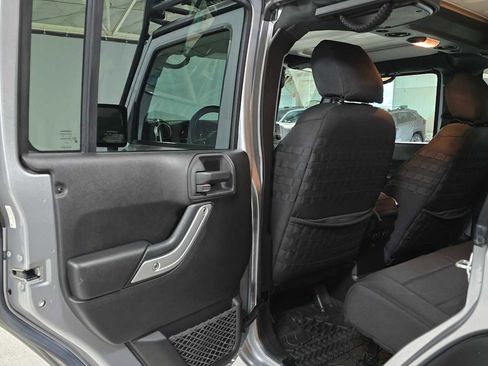 Used 2015 Jeep Wrangler Unlimited Rubicon w/ Connectivity Group AWD/4WD image 15