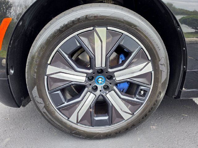 Used 2024 BMW iX xDrive50 w/ Premium Package AWD/4WD image 14