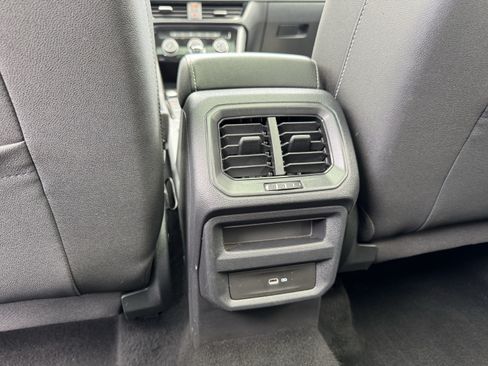 Used 2023 Volkswagen Taos SE w/ Panoramic Sunroof Package FWD image 32