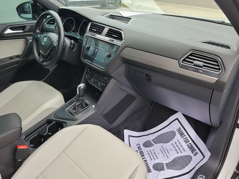 Used 2020 Volkswagen Tiguan SE R-Line image 11