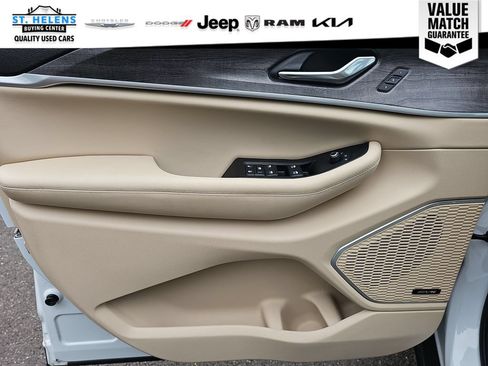 Used 2022 Jeep Grand Cherokee Limited 4xe w/ Luxury Tech Group II AWD/4WD image 18