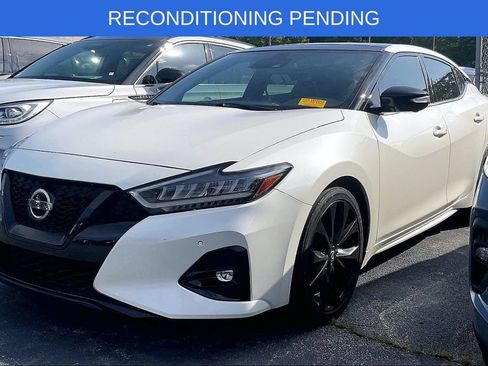 Used 2022 Nissan Maxima SR w/ Sport Mat Group FWD image 2