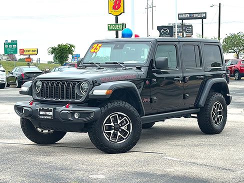 Used 2025 Jeep Wrangler Unlimited Rubicon w/ Convenience Group AWD/4WD image 2