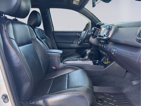 Used 2018 Toyota Tacoma TRD Off-Road AWD/4WD image 24