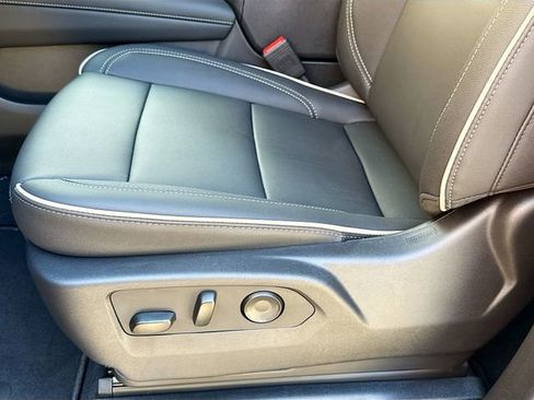 New 2025 Chevrolet Suburban Premier image 21