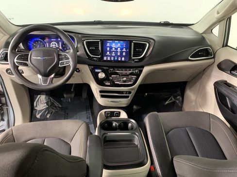 Used 2020 Chrysler Pacifica Touring w/ Advanced Safetytec Group FWD image 33