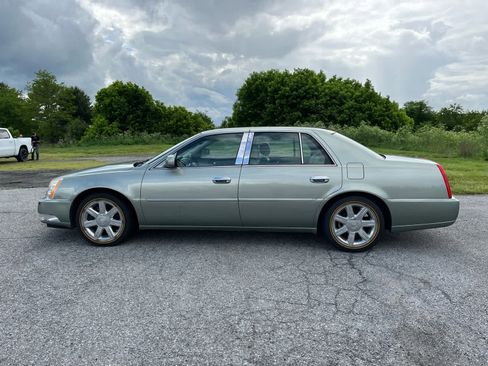 Used 2006 Cadillac DTS w/ Trunk Convenience Package FWD image 6