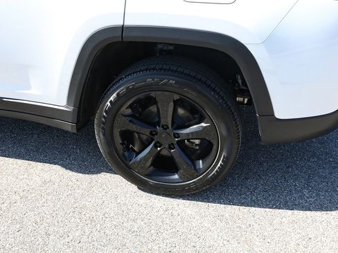 Used 2023 Jeep Grand Cherokee Altitude AWD/4WD image 3