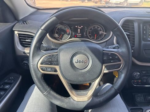 Used 2017 Jeep Cherokee Latitude w/ Safety/Convenience Group FWD image 13