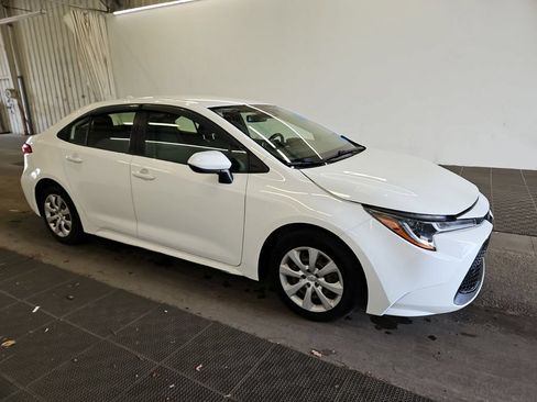 Used 2021 Toyota Corolla LE FWD image 3