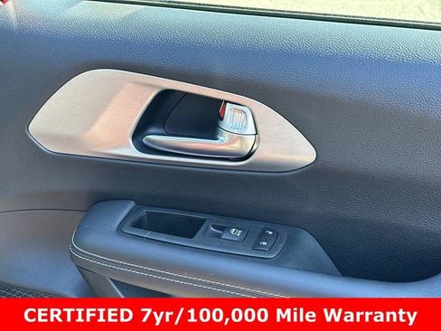 Used 2023 Chrysler Pacifica Limited w/ S Appearance Package image 9