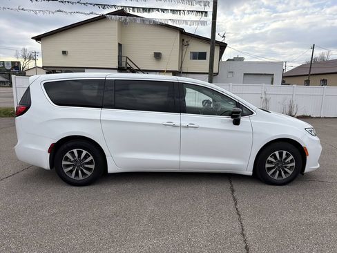 Used 2024 Chrysler Pacifica Limited FWD image 3