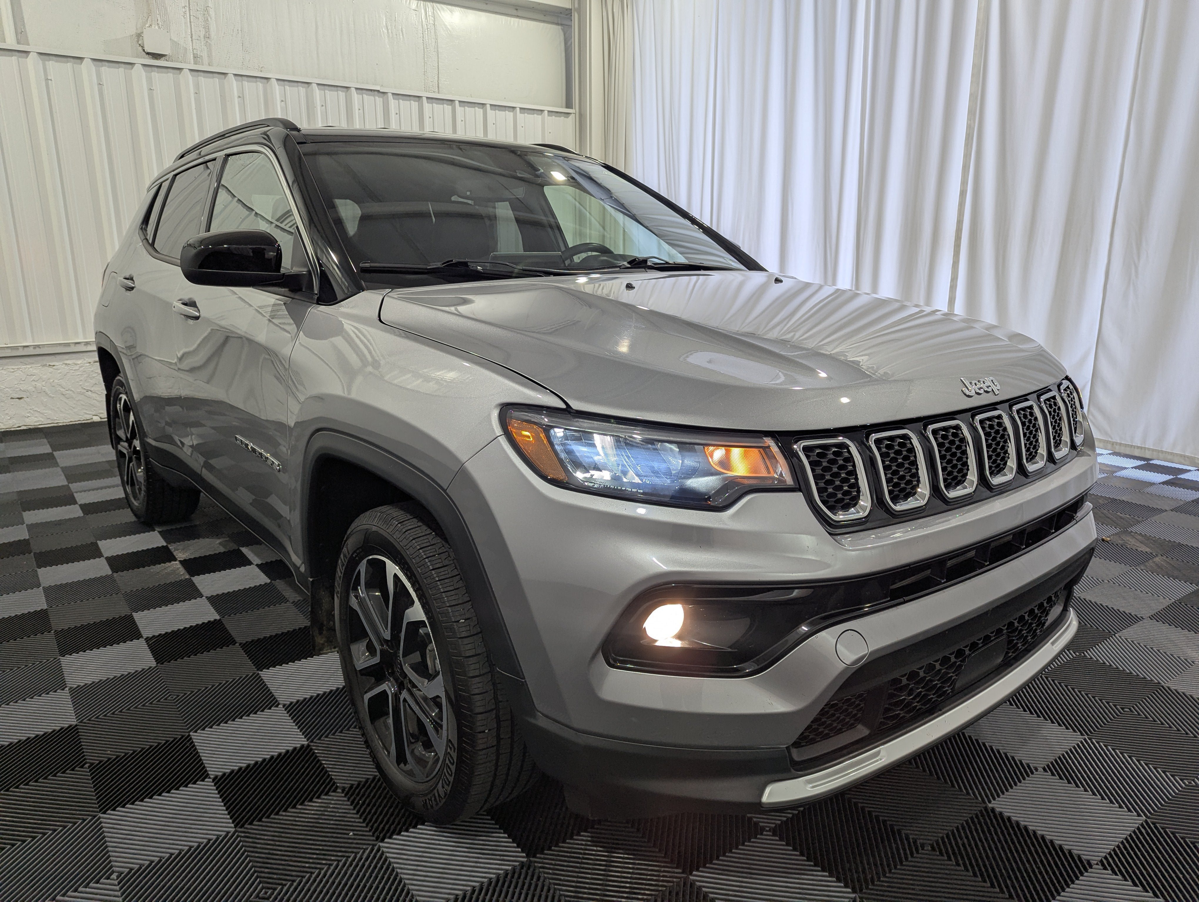 Used 2023 Jeep Compass Limited AWD/4WD image 5