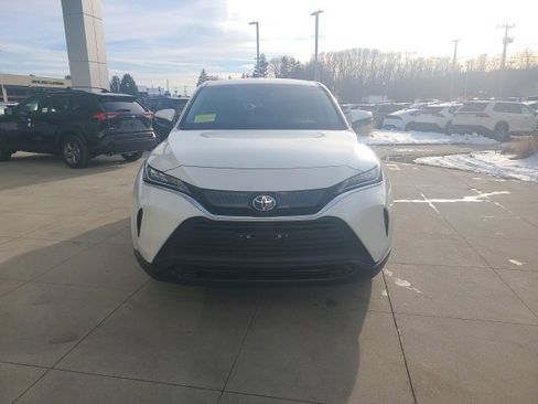 Used 2022 Toyota Venza LE image 2