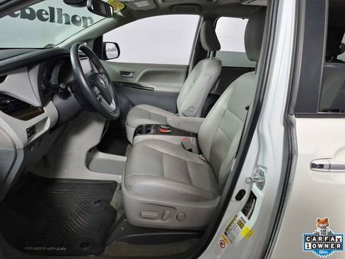 Used 2018 Toyota Sienna XLE Premium FWD image 9