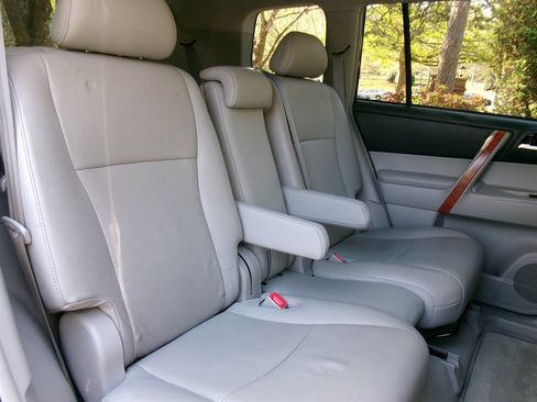 Used 2010 Toyota Highlander Limited image 25