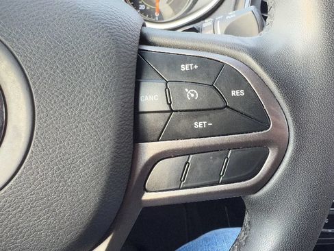 Used 2021 Jeep Cherokee Latitude Lux w/ Comfort/Convenience Group AWD/4WD image 11