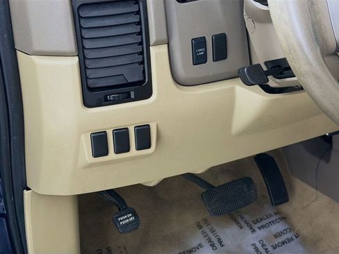 Used 2010 Nissan Titan SE image 12