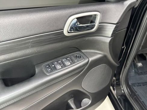 Used 2019 Jeep Grand Cherokee Altitude AWD/4WD image 13