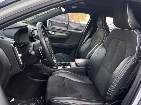 Used 2019 Volvo XC40 T4 R-Design image 13