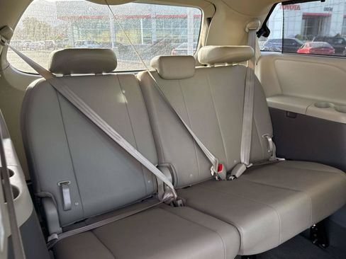 Used 2020 Toyota Sienna XLE FWD image 16