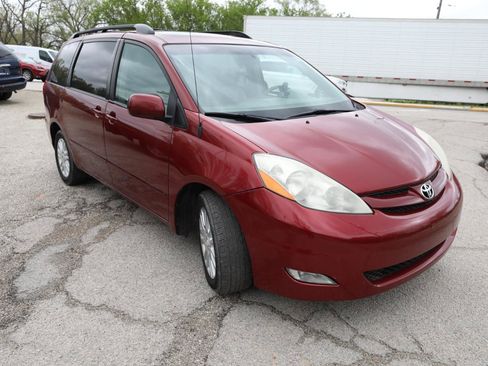 Used 2010 Toyota Sienna XLE FWD image 4
