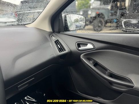 Used 2014 Ford Focus SE FWD image 14