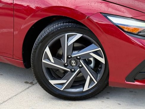Used 2025 Hyundai Elantra SEL FWD image 2