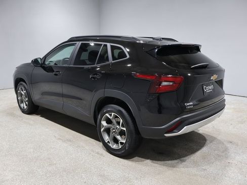 Used 2025 Chevrolet Trax LT w/ LT Convenience Package image 4