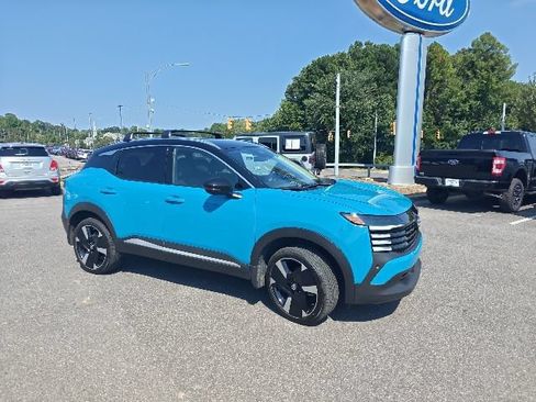 Used 2025 Nissan Kicks SR FWD image 1