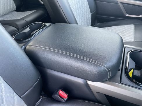 Used 2024 Nissan Titan SV w/ SV Bronze Edition Package image 30