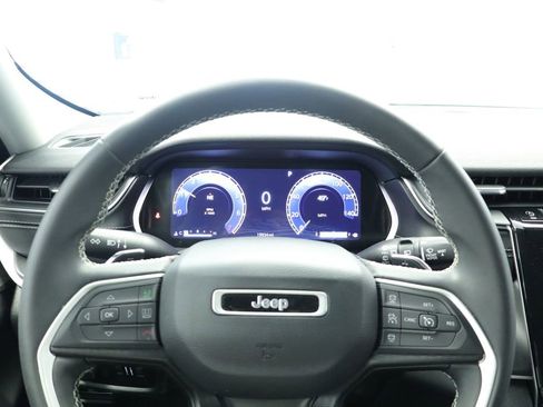 Used 2023 Jeep Grand Cherokee Laredo AWD/4WD image 35