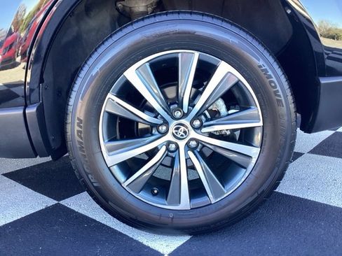 Used 2022 Toyota Venza LE image 12