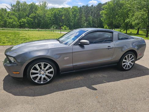 Used 2010 Ford Mustang GT RWD image 11