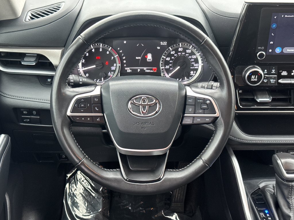 Used 2025 Toyota Highlander LE AWD/4WD image 14
