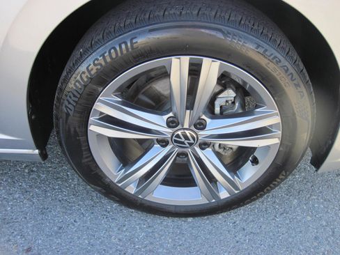 Used 2024 Volkswagen Jetta SE image 5