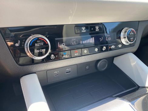 New 2025 Mitsubishi Outlander SEL image 12