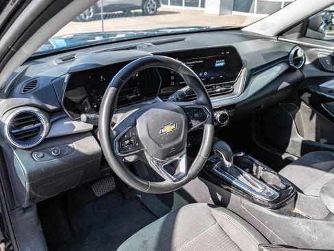 Used 2024 Chevrolet Trax LT w/ LT Convenience Package FWD image 8