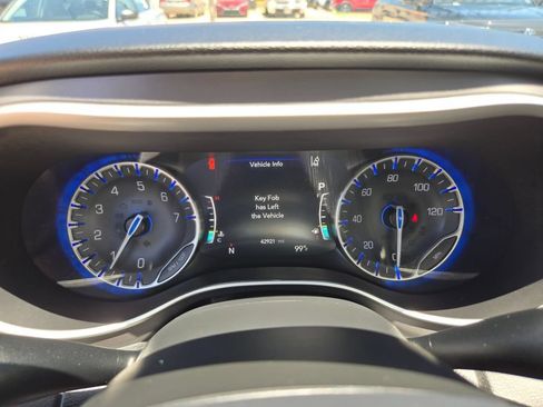 Used 2025 Chrysler Pacifica Select FWD image 17