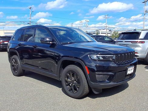 Used 2024 Jeep Grand Cherokee Altitude AWD/4WD image 2