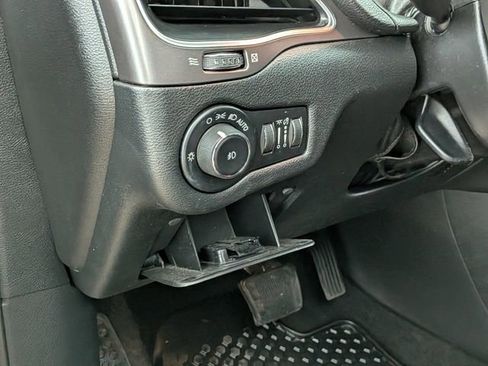 Used 2019 Jeep Cherokee Latitude Plus w/ Cold Weather Group AWD/4WD image 14