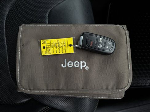 Used 2017 Jeep Cherokee Trailhawk image 36