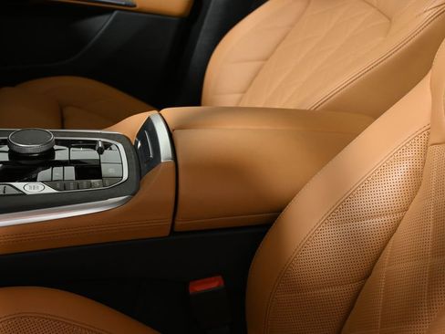 Certified 2024 BMW X7 xDrive40i w/ M Sport Package image 26