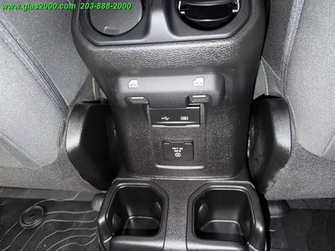 Used 2018 Jeep Wrangler Unlimited Sahara AWD/4WD image 30