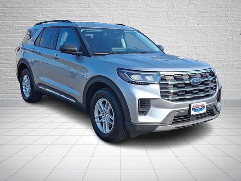 Used 2025 Ford Explorer Active image 3