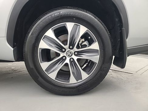 Used 2022 Toyota Highlander XLE image 10