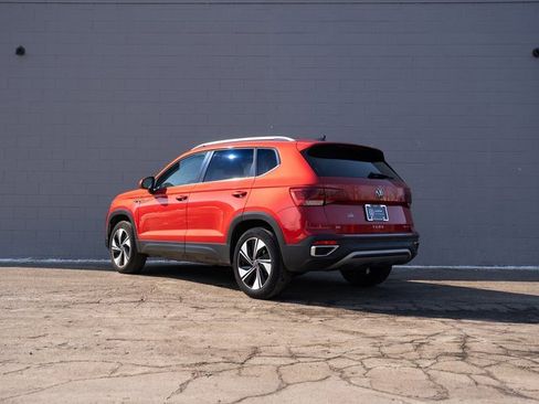 Used 2024 Volkswagen Taos SE image 3